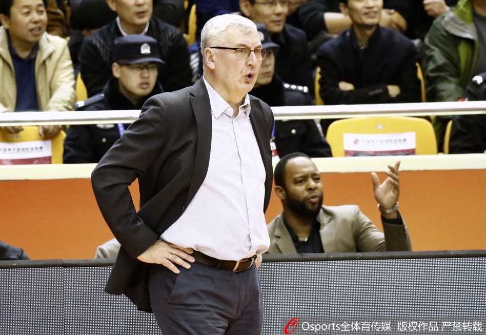 广东队小将胡明轩在边线奋力救球，即使倒地也全力以赴，展现了年轻球员的拼搏精神