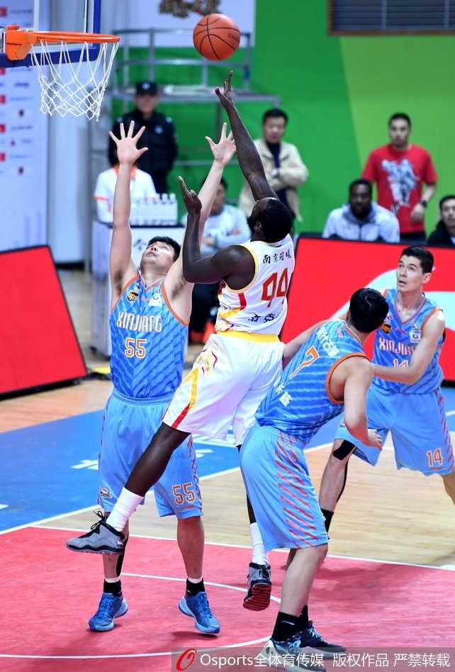 CBA第11轮:南京同曦上演惊天逆转,主场大胜卫冕冠军新疆男篮 多米尼克·琼斯在新疆队严防死守之下,如闪电般强行突破上篮,瞬间点燃了主场球迷的激情。