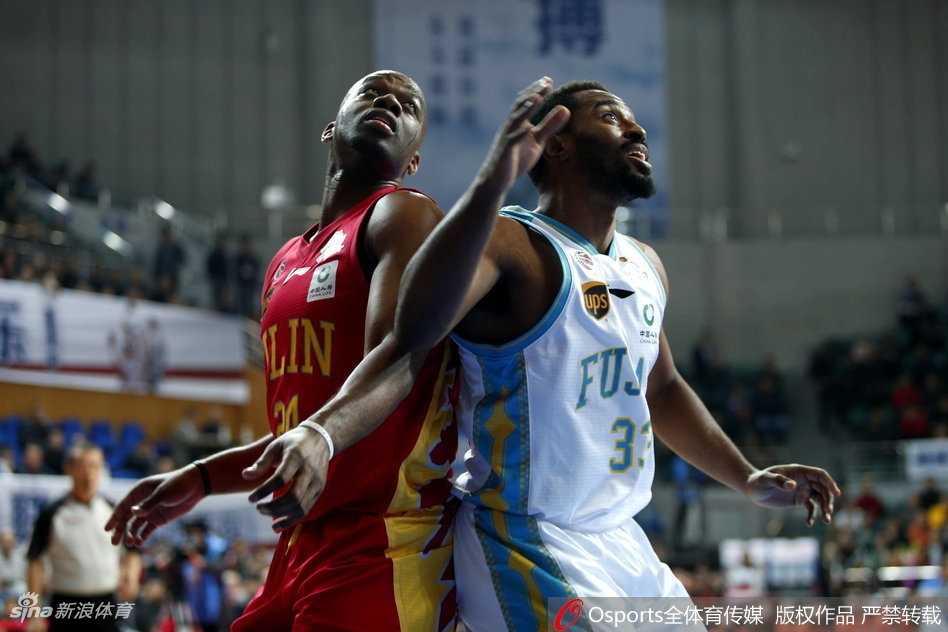 吉林外援韦弗面对防守毫无惧色，运球加速后突然急停干拔，在对手头顶命中高难度跳投，展现NBA级别的个人能力