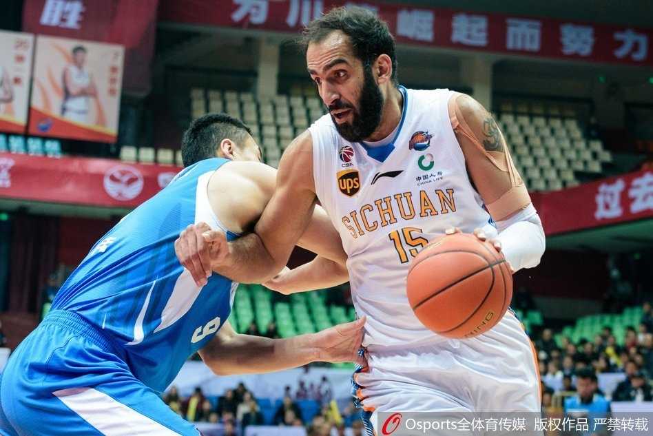 在比赛的最后读秒阶段，青岛队球员张骋宇顶着巨大压力高高跃起，手腕轻柔一抖，皮球在空中划出一道完美弧线后应声入网，完成了一次足以载入队史的压哨三分绝杀。