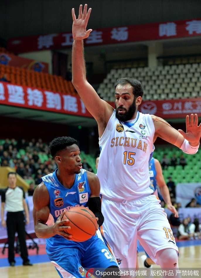 看台上的一位小球迷目不转睛地盯着赛场，稚嫩的脸庞上写满了专注与投入，此刻他完全沉浸在紧张激烈的比赛氛围中，成为了场边一道独特的风景线。