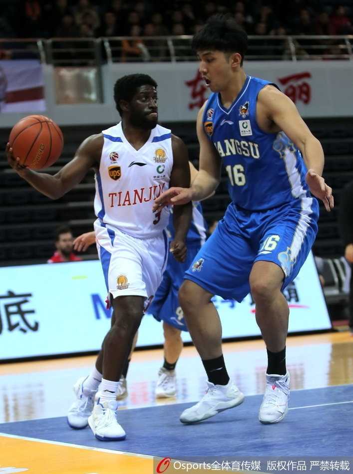 CBA第17轮:江苏肯帝亚客场狂胜天津,六人上双彰显黑马本色 江苏队老将易立持球加速突破,犹如一把锋利的尖刀直插天津队禁区,他的经验和斗志是这支年轻球队的宝贵财富。