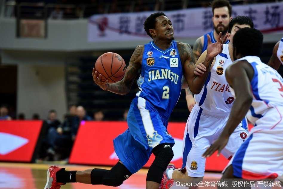 CBA第17轮:江苏肯帝亚客场狂胜天津,六人上双彰显黑马本色 比赛结束后,江苏肯帝亚的球员们围聚在一起,怒吼着庆祝这场来之不易的大胜,团队篮球的信念在这一刻熠熠生辉。