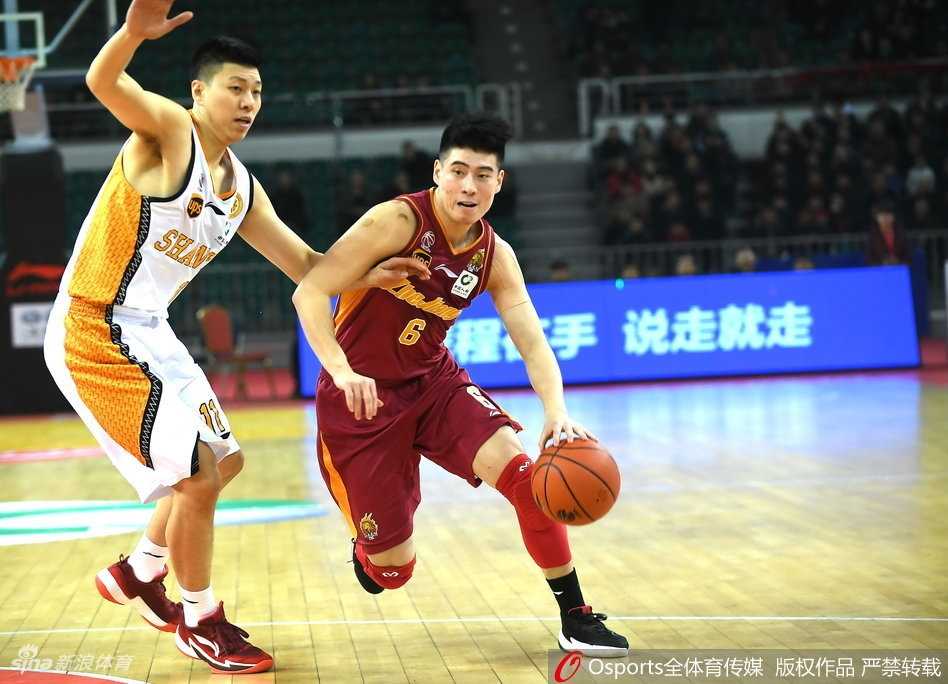 阿根廷传奇球星斯科拉在比赛中持球组织，眼神中透着狡黠与智慧，他用无解的篮下技术和传球串联起全队。