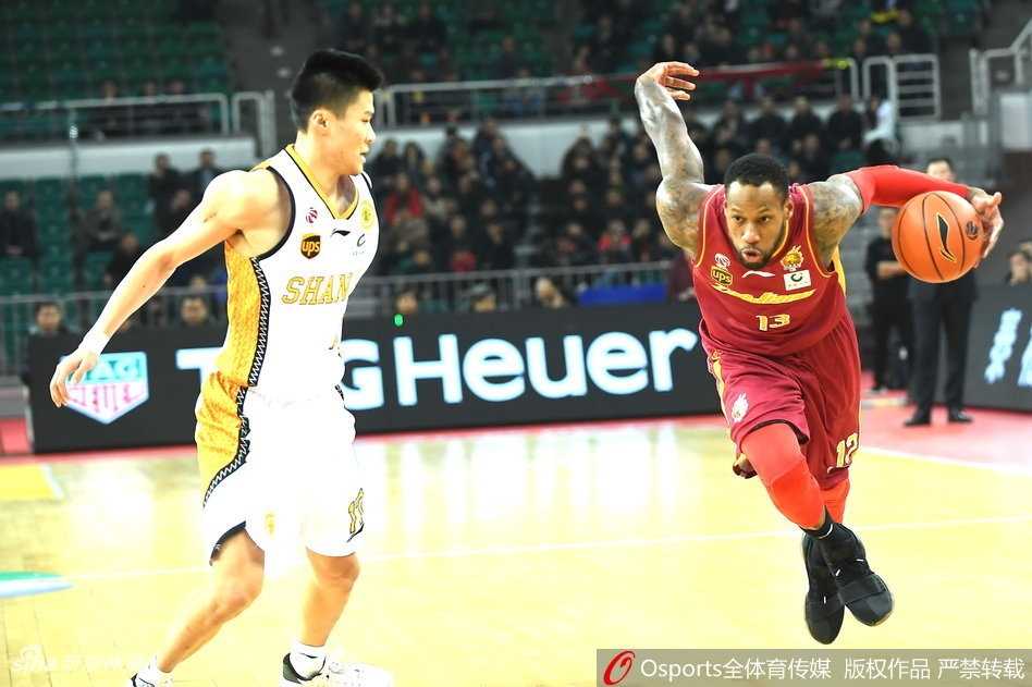 浙江队内线外援斯托克斯在山西队员的严密包夹下强行出手，他在本场比赛拼尽全力，贡献了19分和14个篮板的两双数据。