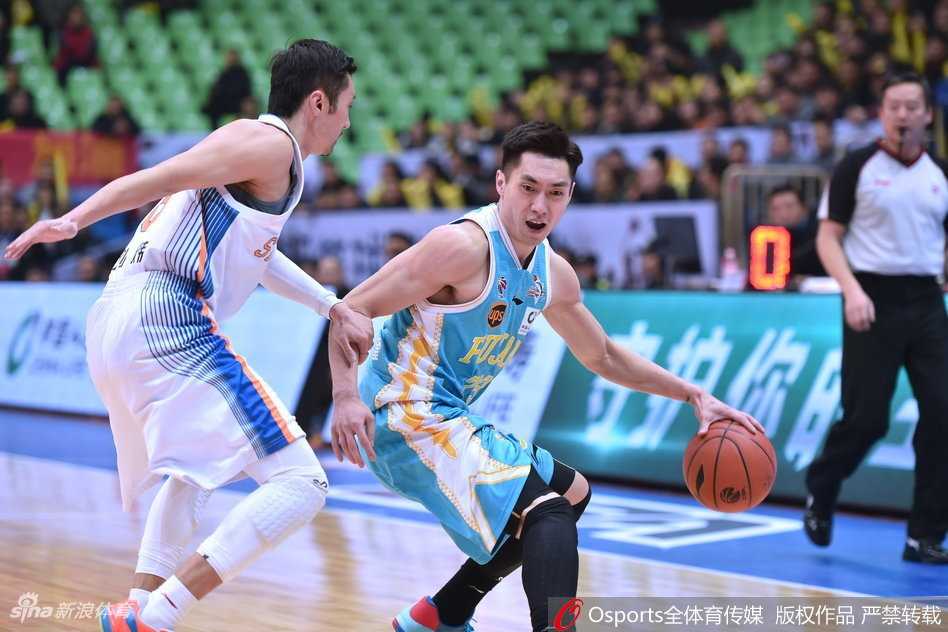 CBA第三十六轮川闽之战:王哲林双二十擎天,赵泰隆三十二分射日 福建射手赵泰隆手起刀落,他在三分线外接球后稍作调整,无视扑防的对手,以标准的美式投篮动作将球稳稳送入网窝,此役他手感滚烫,化身球场冷血杀手。