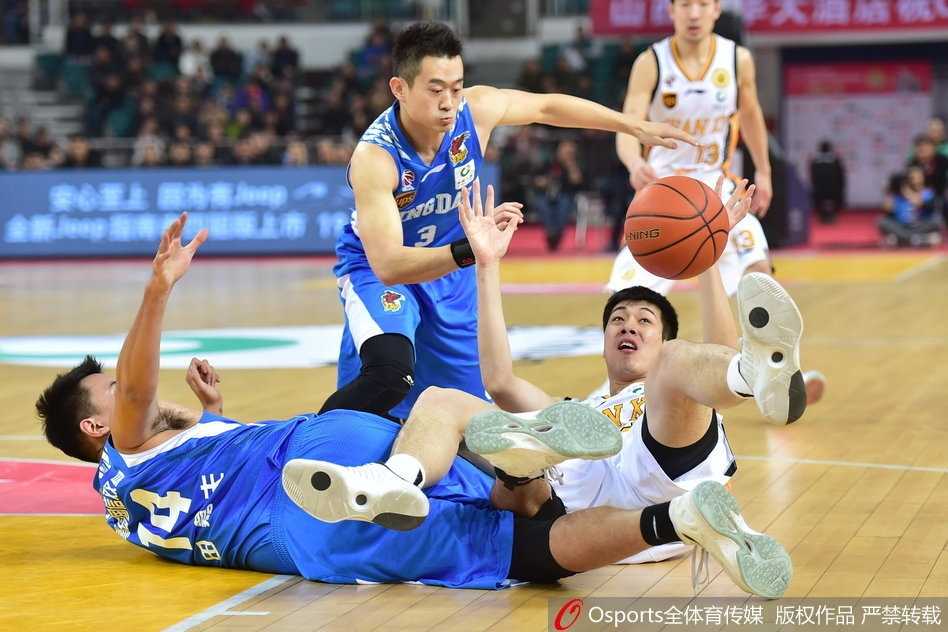 老将周鹏底角飙中冷血三分，双手指向替补席，仿佛在告诉队友这局稳了。