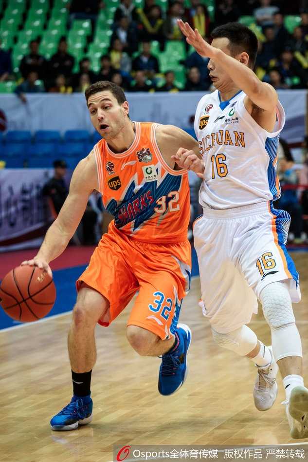 四川队精神领袖孟达底角出手三分瞬间，此役他手感滚烫命中6记三分，空砍30分仍难救主