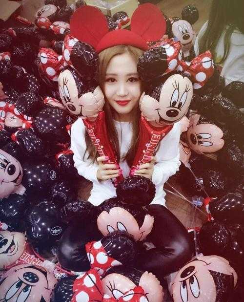 CBA篮球宝贝幕后花絮:镜头定格的那些动人瞬间 这位啦啦队员似乎正在后台休息区,她身穿一件简约的灰色上衣,面带淡淡的微笑,眼神清澈明亮,整个画面给人一种岁月静好的温馨感,与赛场的喧闹形成鲜明对比。