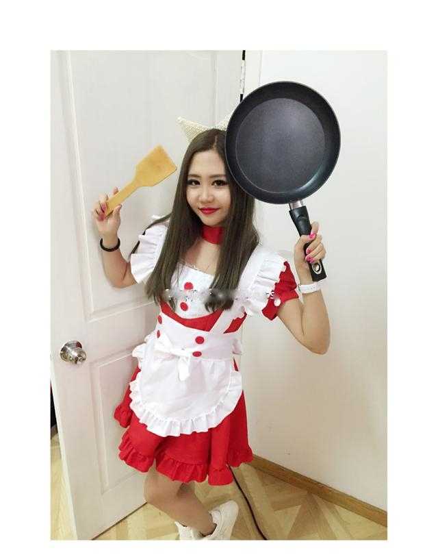 CBA篮球宝贝幕后花絮:镜头定格的那些动人瞬间 篮球宝贝面对着镜头,俏皮地嘟起嘴巴,展现出与赛场上张扬活力截然不同的甜美与娇羞,让人感受到她私下里邻家女孩般的可爱气息。