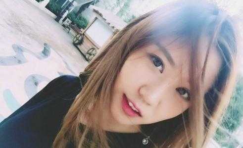 CBA篮球宝贝幕后花絮:镜头定格的那些动人瞬间 一位啦啦队员身穿一袭白色连衣裙,静静地坐在那里,清纯可人。她侧身而坐,身体的柔美曲线在裙摆的衬托下若隐若现,展现出一种含蓄而优雅的静态美。