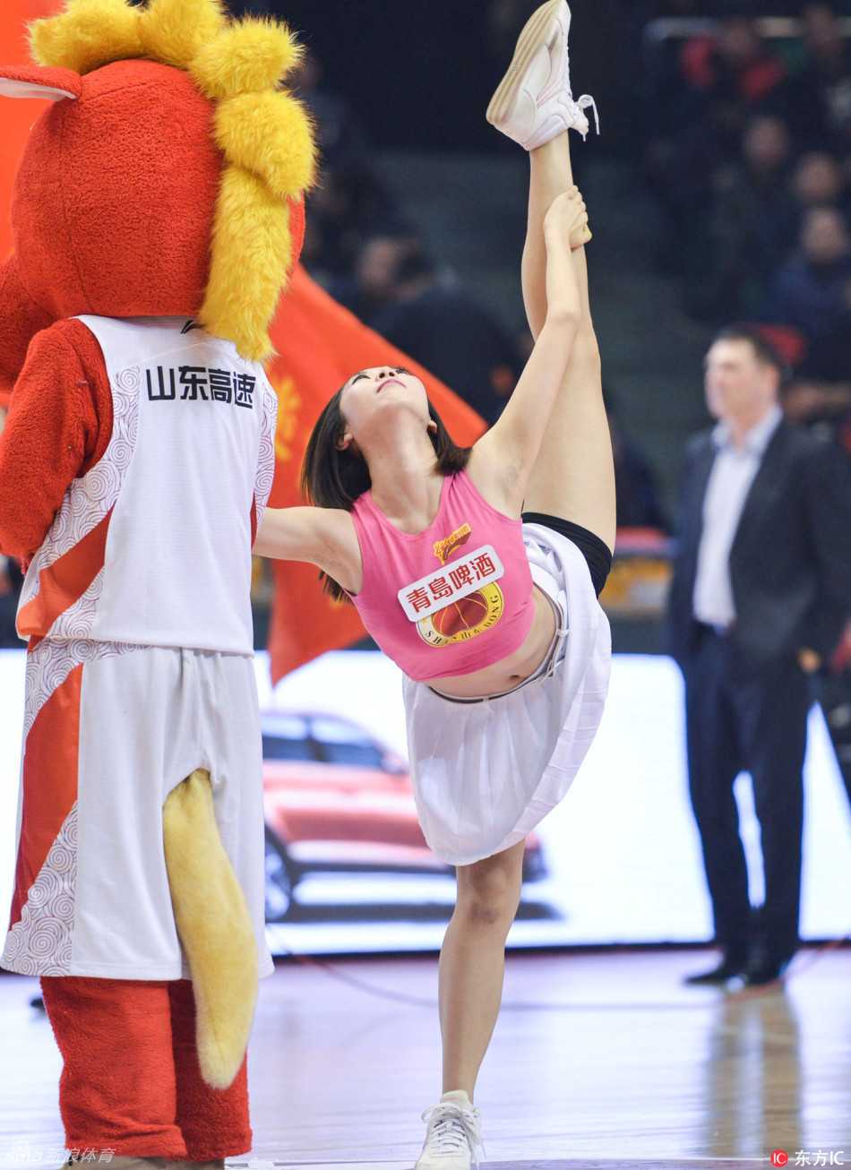 CBA篮球宝贝:赛场上的活力音符与青春风暴 在暂停时间的场地中央,一名身着亮色表演服的队员正完成一个高难度的托举动作,周围的队友默契配合,形成一组力与美交融的雕塑群像。