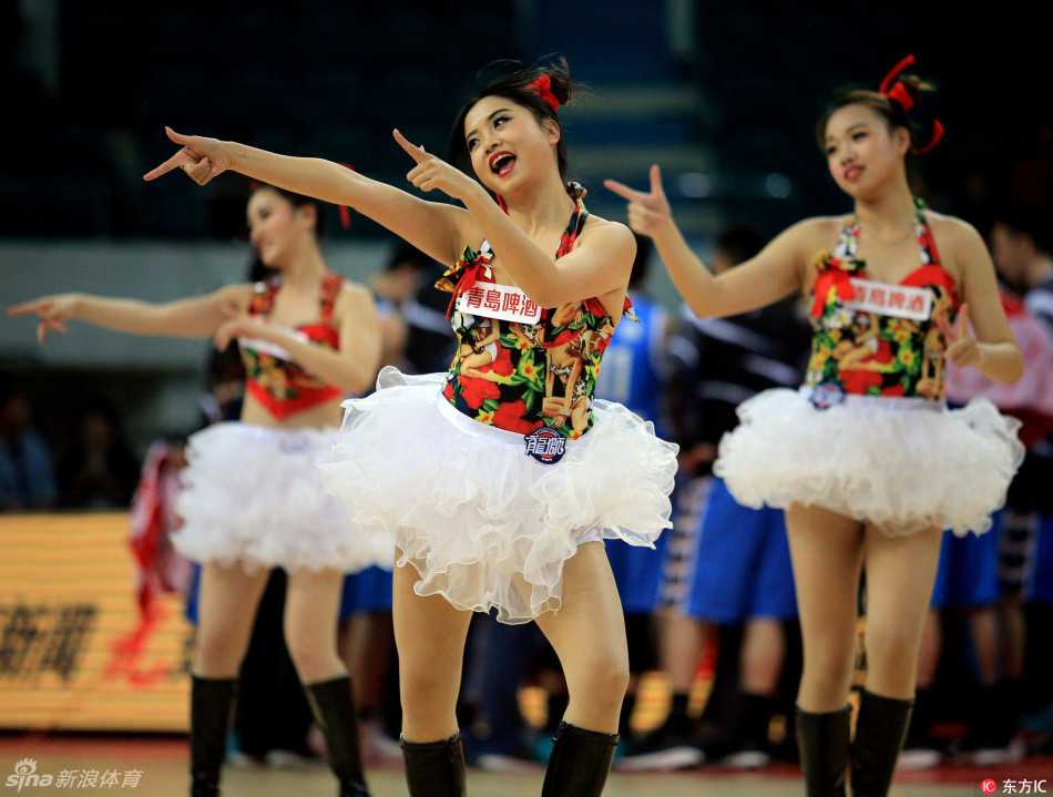 CBA篮球宝贝:赛场上的活力音符与青春风暴 灯光下,女孩们手中的花球反射出璀璨的光点,她们排成纵列迈开舞步,像一股涌动的彩色潮流,瞬间席卷了整个篮球赛场的地板。