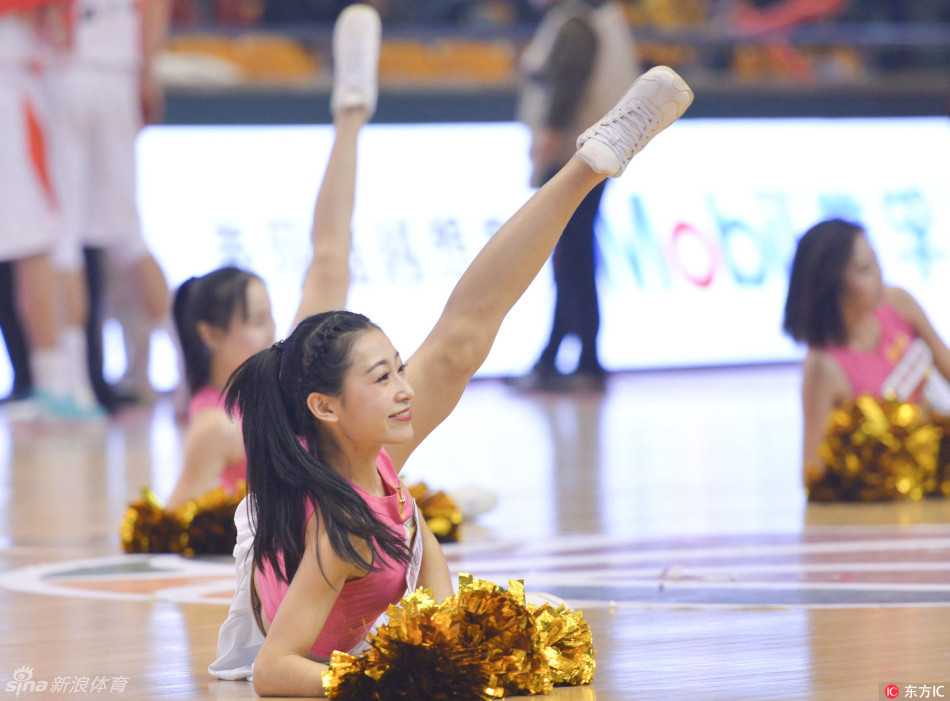 CBA篮球宝贝:赛场上的活力音符与青春风暴 聚光灯下,篮球宝贝们扎着利落的马尾,手持闪耀的花球,随着动感节拍腾空跃起,她们整齐划一的动作仿佛在指尖划出一道道青春的弧光。