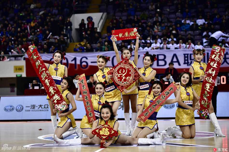 CBA篮球宝贝:赛场上的活力音符与青春风暴 表演结束后,几位队员面向观众席挥手致意,她们的脸上洋溢着运动后特有的绯红,在璀璨的灯光下,成为热血篮球夜晚最温柔的点缀。