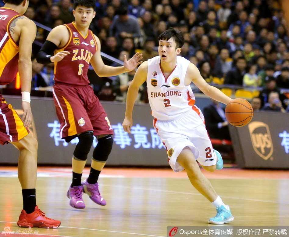 丁彦雨航持球快速推进，如飞人一般腾空而起，在空中对抗后稳健地将球送入篮筐，动作一气呵成。