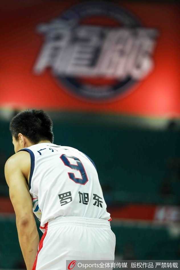 赛后，轰下55分的弗格落寞地站在场边，眼神中充满了不甘，他拼尽了全力，却依然与胜利失之交臂。