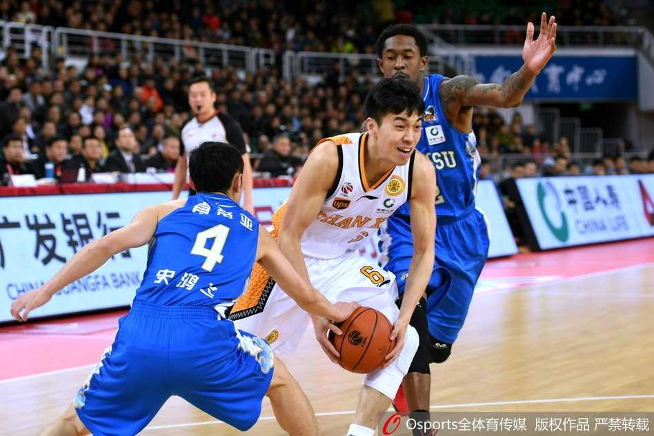 CBA经典战:布鲁克斯闪耀龙城 江苏肯帝亚客场力擒山西 布鲁克斯面对山西队防守球员,眼神犀利,手腕轻抖,篮球划出一道美妙的弧线应声入网,这一刻他仿佛化身杀神,令对手防线土崩瓦解。