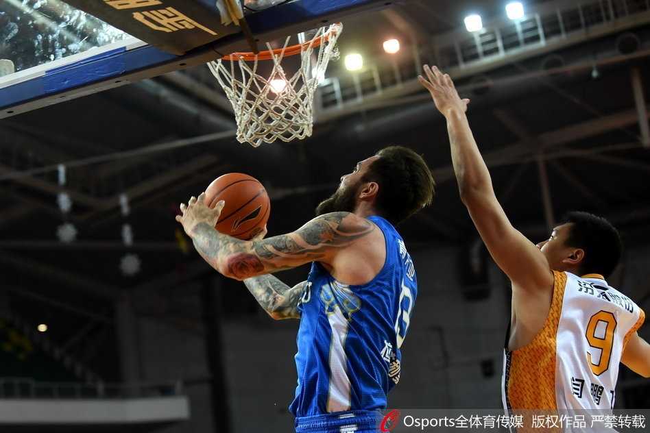 CBA经典战:布鲁克斯闪耀龙城 江苏肯帝亚客场力擒山西 山西悍将闫鹏飞在江苏内线拉杜利察的严防下,依然以标准的姿势跳投出手,篮球空心入网,这一刻他展现了山西本土球员的硬气和实力。