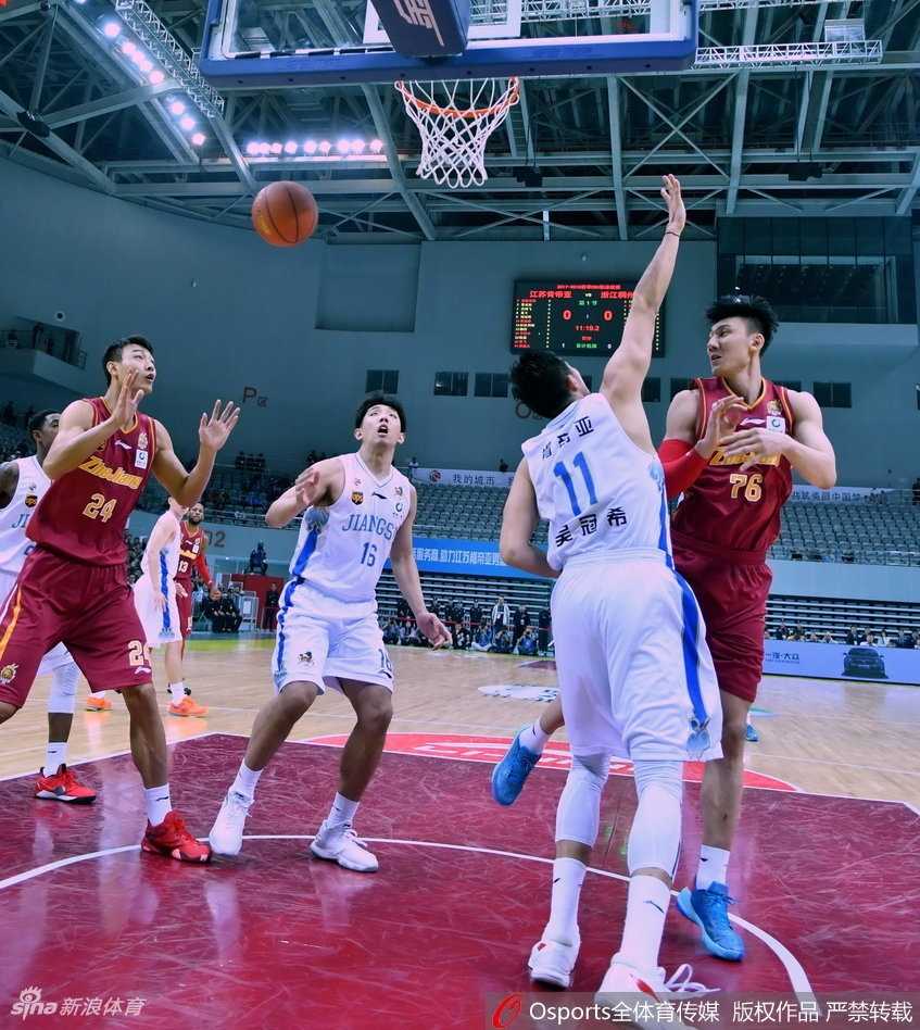 CBA经典战:江苏肯帝亚力克浙江稠州,布鲁克斯率队豪取三连胜 江苏大外援拉杜利察在篮下卡位要球,强壮的身躯宛如移动长城守护禁区