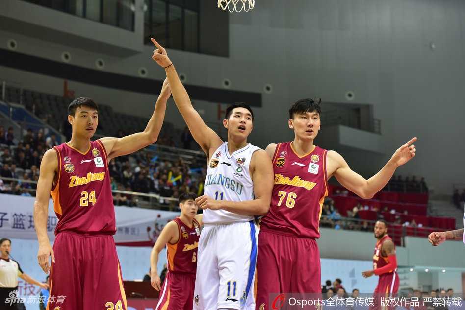 CBA经典战:江苏肯帝亚力克浙江稠州,布鲁克斯率队豪取三连胜 马尚布鲁克斯闲庭信步般运球过半场,眼神犀利寻找着撕破防线的绝佳时机