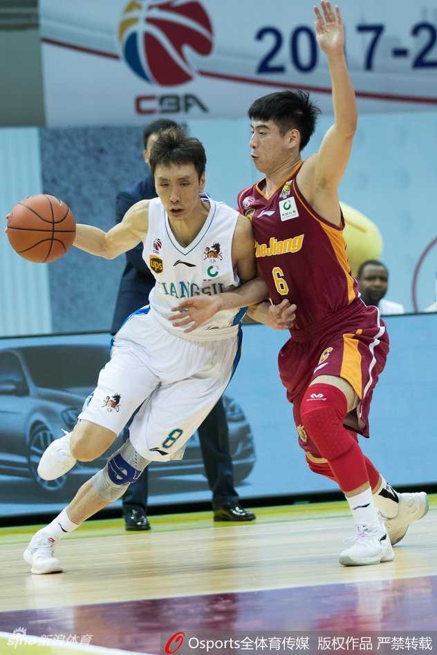 CBA经典战:江苏肯帝亚力克浙江稠州,布鲁克斯率队豪取三连胜 江苏内线悍将李原宇高举高打,面对封盖巧妙挑篮得手,点燃全场激情