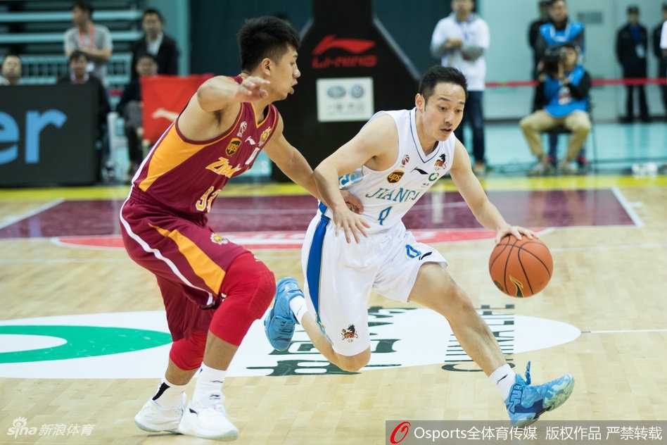 CBA经典战:江苏肯帝亚力克浙江稠州,布鲁克斯率队豪取三连胜 队长易立如老将伏枥,强行突破后双手暴扣,打成关键二加一霸气侧漏