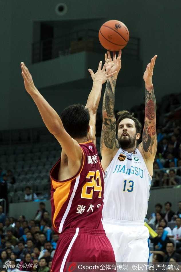 CBA经典战:江苏肯帝亚力克浙江稠州,布鲁克斯率队豪取三连胜 江苏年轻球员侯逸凡底角埋伏,接队友传球后果断出手三分,手起刀落杀死比赛