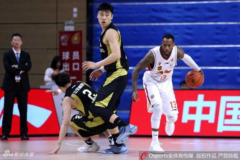 CBA经典战:浙江主场不敌山东,劳森全能表现率队取胜 浙江队核心吴前面对防守悍将张春军的贴身紧逼,依然冷静地控制着皮球,眼神中透露出不屈的斗志和求胜欲望。