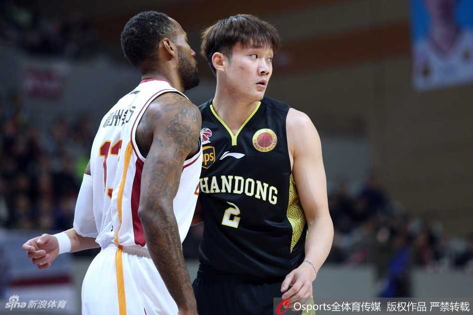 CBA经典战:浙江主场不敌山东,劳森全能表现率队取胜 山东外援泰·劳森在高速运球突破中,巧妙地用背后传球将球分给跟进的队友,这一精妙的配合充分展现了他顶级的篮球智商。