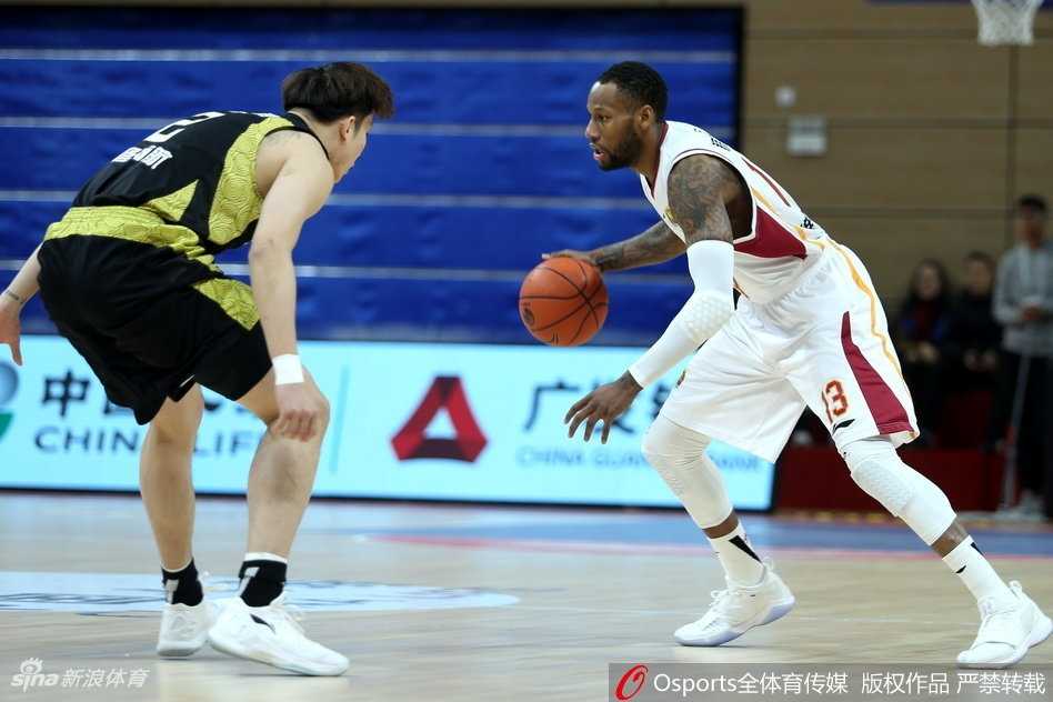 CBA经典战:浙江主场不敌山东,劳森全能表现率队取胜 山东核心丁彦雨航在防守球员的紧逼下,依然自信地出手三分,皮球在空中划出一道美妙的弧线,精准钻入网窝。