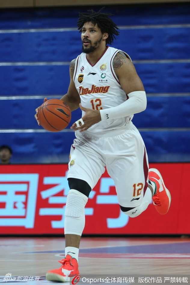 CBA经典战:浙江主场不敌山东,劳森全能表现率队取胜 内线悍将陶汉林在浙江队多人围堵下,依然凭借强壮的身体和柔和的手感,强硬地将球放入篮筐,展现了“小鲨鱼”的本色。