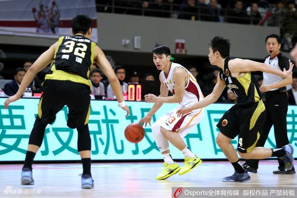 CBA经典战:浙江主场不敌山东,劳森全能表现率队取胜 山东队外援多纳塔斯·莫泰尤纳斯在浙江队内线高高跃起,以一记势大力沉的单手劈扣震撼全场,篮筐仿佛都在颤抖。