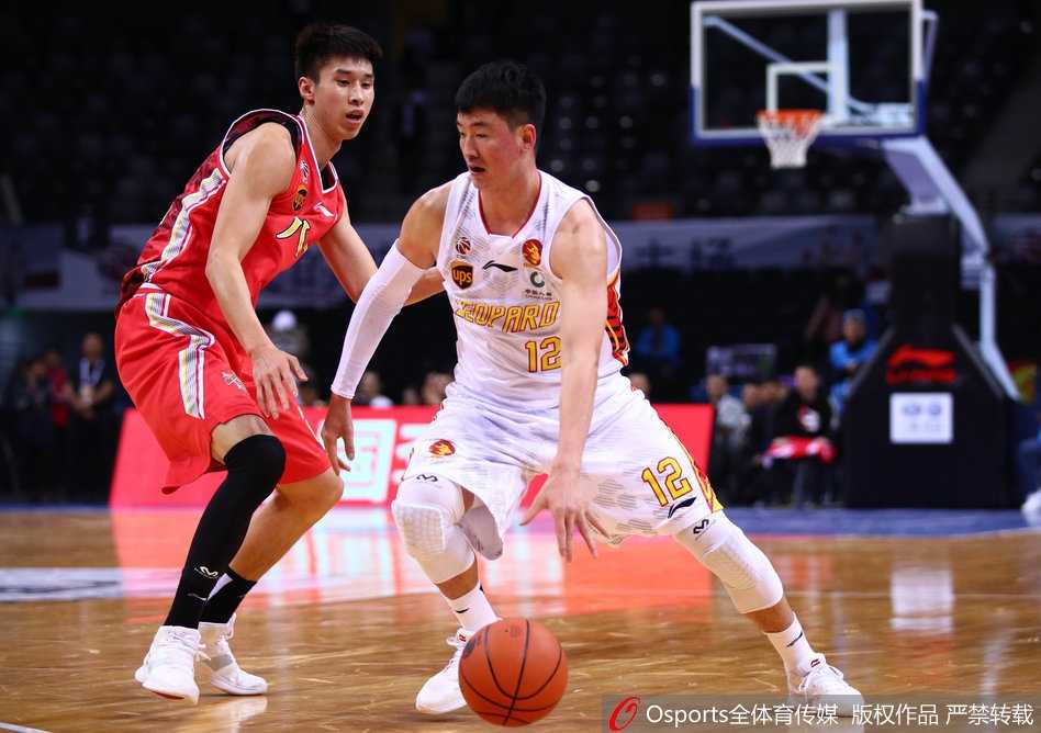 CBA经典战:深圳主场激退铁军八一,顾全22分主导逆转好戏 深圳队外援朗福德快速持球推进反击,他如闪电般掠过防守球员,眼神紧盯着篮筐,准备完成一次势大力沉的终结。
