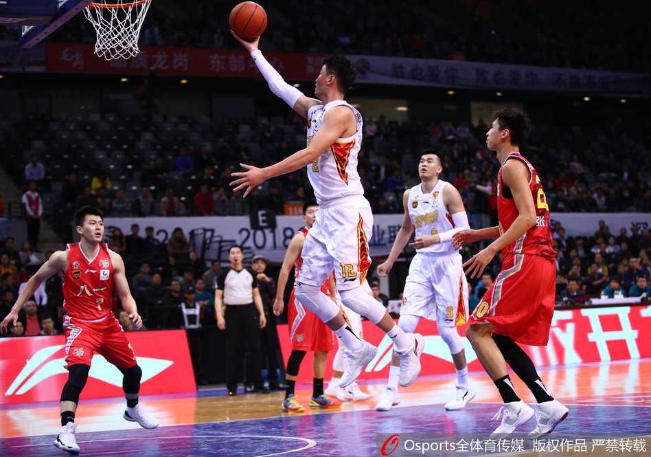 CBA经典战:深圳主场激退铁军八一,顾全22分主导逆转好戏 萨林杰在内线展现出绝对的统治力,他顶着八一队许钟豪的长臂,利用柔和的手感强行将球放入篮筐,霸气十足。