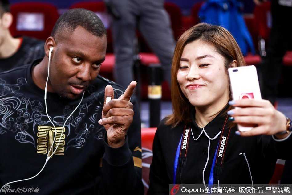 经过调整后的马布里在训练场上重展笑颜，他一边运球一边与年轻队员交流，眼神中重新燃起了对胜利的渴望和对篮球纯粹的热爱。