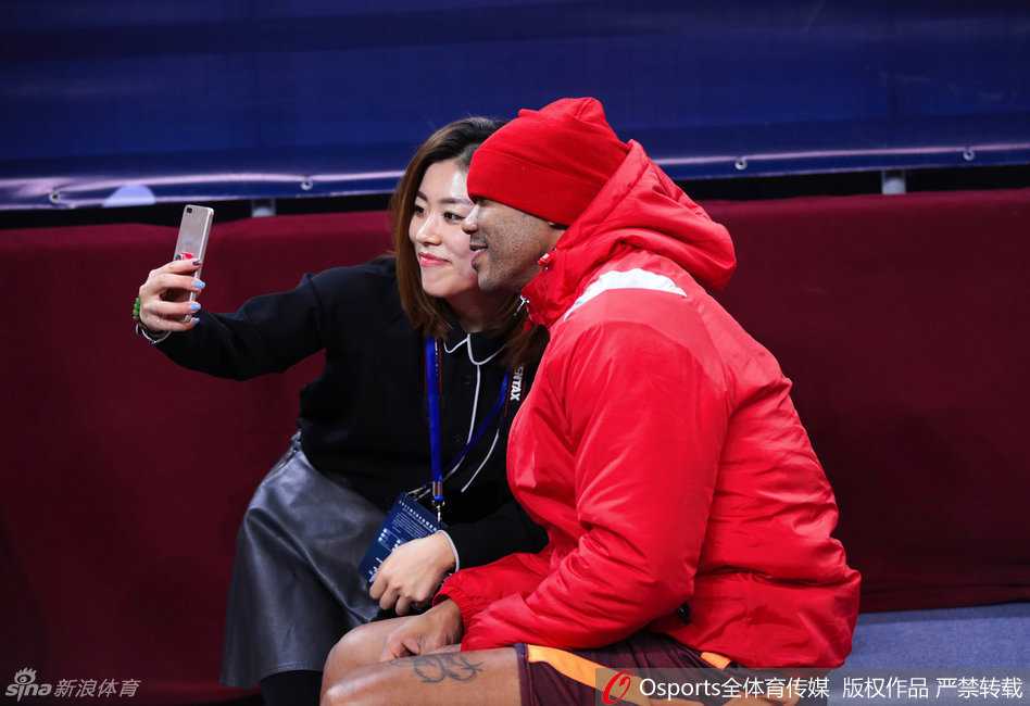 郭艾伦在进行爆发力训练，他快速冲刺后急停，脚下的地板被蹬得吱吱作响，专注的神情透露出他不甘人后的好胜心。