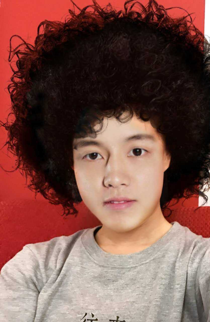 CBA群星闪耀时:劳模传奇与颜值巅峰的篮球盛宴 西热力江在防守中面目狰狞,青筋暴起,用尽全身力气去贴防对手,每一个细胞都散发着彪悍强硬、永不退缩的斗志。