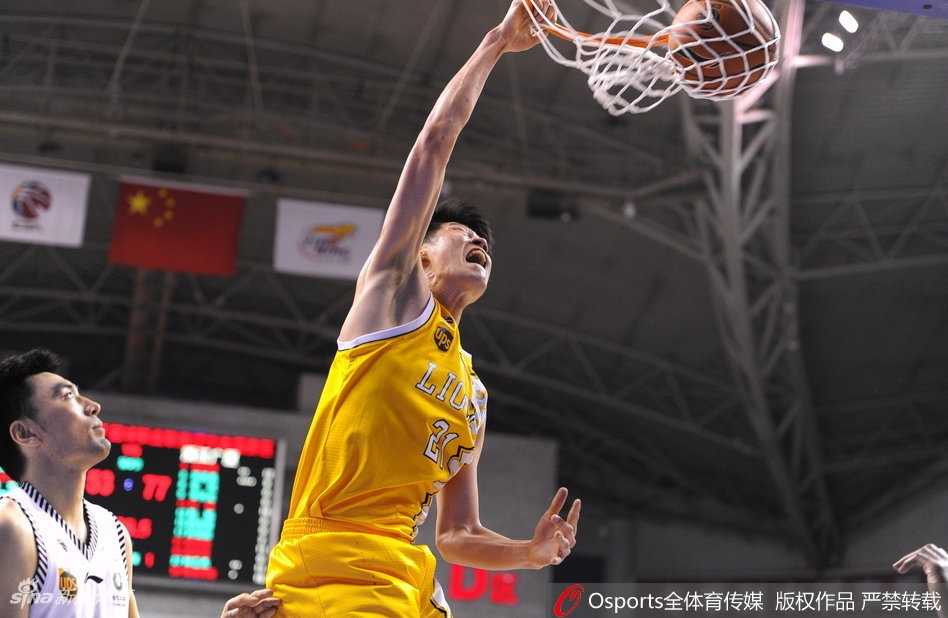 郭艾伦快速变向晃过防守人，随后犹如脚踏弹簧一般轻盈跃起，在空中姿态舒展，单手将球稳稳送入篮筐，灵动十足