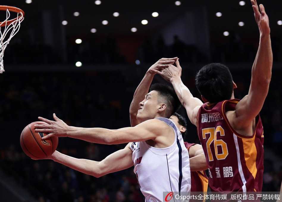 CBA联赛第十七轮冰火之歌:绝杀逆转与激情的冬日盛宴 赵继伟面对深圳双人夹击,眼神却望向远端跑位的队友。他身体扭曲中送出手术刀般精准的击地传球,这一瞬的鞍山保罗,用球商诠释了何为顶级控卫的大局观。