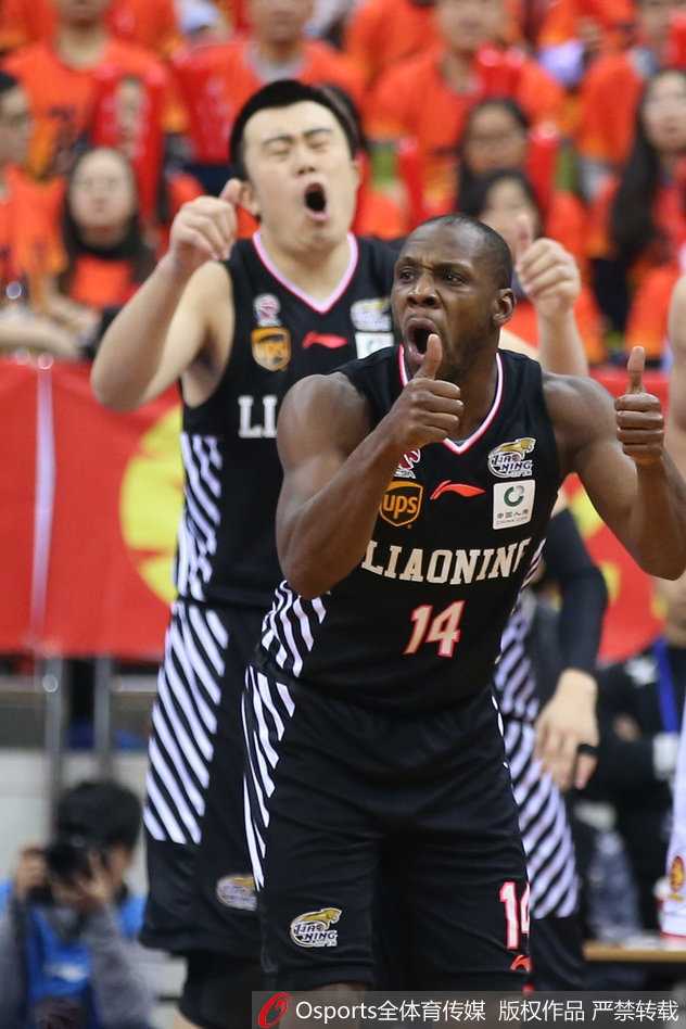 CBA联赛第十七轮冰火之歌:绝杀逆转与激情的冬日盛宴 上海滩的弗雷戴特如孤独剑客,面对丁彦雨航领衔的山东群英,他三分线外手起刀落,49分的光环下是面无表情的冷血杀手本色,将“寂寞大神”的传说书写得淋漓尽致。