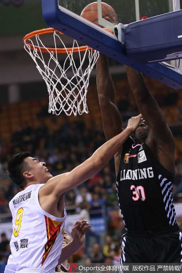 CBA联赛第十七轮冰火之歌:绝杀逆转与激情的冬日盛宴 辽宁双子星郭艾伦与赵继伟在深圳重压之下演绎灵动突围,艾伦如利刃撕开防线,继伟似大脑从容调度,虽败犹荣的一战定格了东北虎的顽强。
