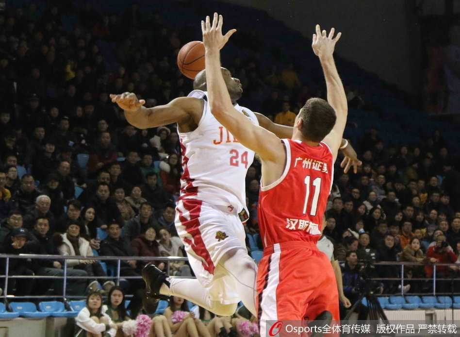 CBA联赛第十七轮冰火之歌:绝杀逆转与激情的冬日盛宴 场边的吉林小球迷双手合十眼含热泪,目睹主队史诗逆转后兴奋得手舞足蹈。他的表情包不仅是童真的流露,更是寒冬里CBA赛场最温暖、最纯粹的球迷情感图腾。