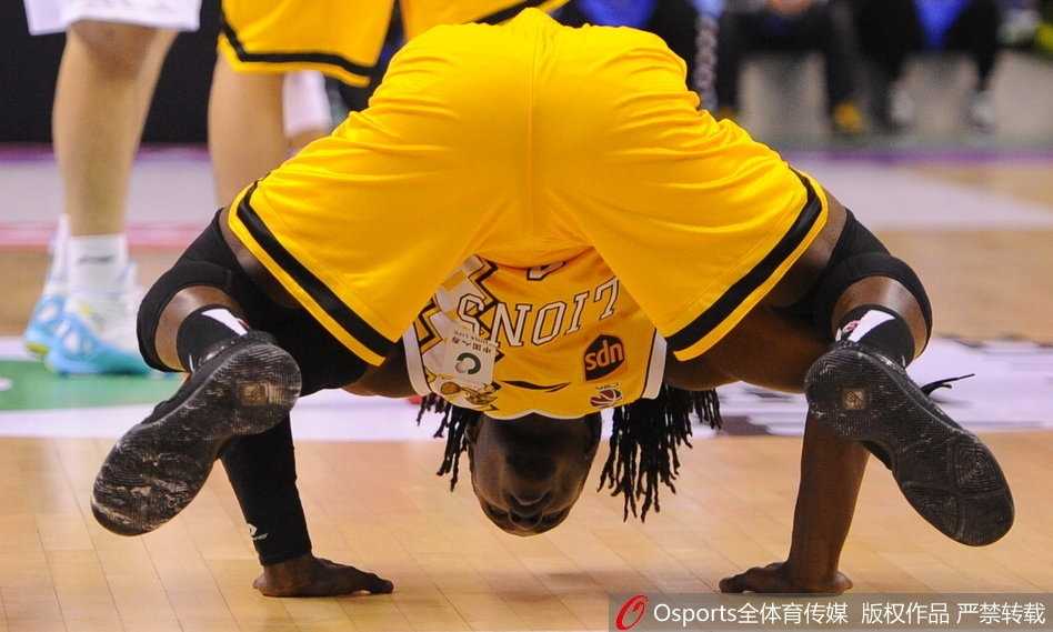 CBA联赛第四轮精彩瞬间:逆转与纪录缔造的激情之夜 广厦队福特森高速运球穿越辽宁队的防线,眼神中透露出坚定与自信,率领球队客场凯旋