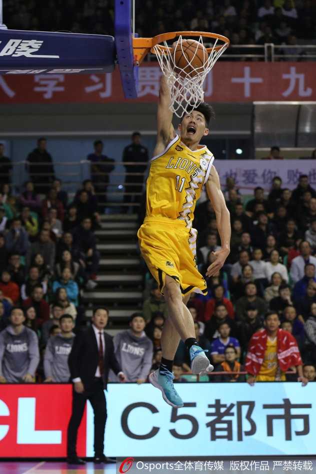 CBA联赛第四轮精彩瞬间:逆转与纪录缔造的激情之夜 丁彦雨航如尖刀般撕破福建队防线,在对抗中失去平衡前将球抛向篮筐,打成致命二加一