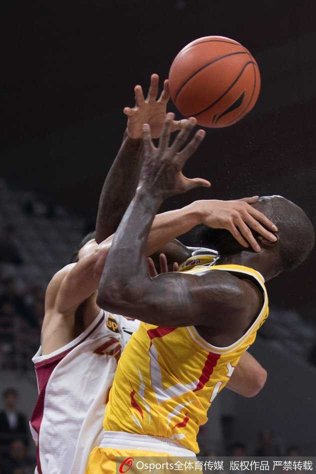 CBA联赛第四轮精彩瞬间:逆转与纪录缔造的激情之夜 富兰克林面对防守强行三分出手,皮球在空中划出一道美丽的弧线直钻网心,这是他全场44分中的缩影