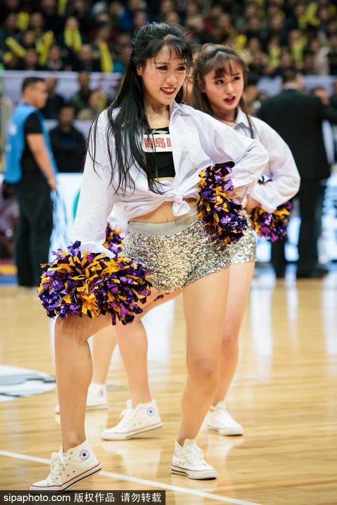 在比赛暂停期间，啦啦队迅速占据球场中央，她们变换着队形，眼神坚定且面带微笑，将现场导演的指令转化为感染力十足的表演，成为赛场上一道流动的风景线。