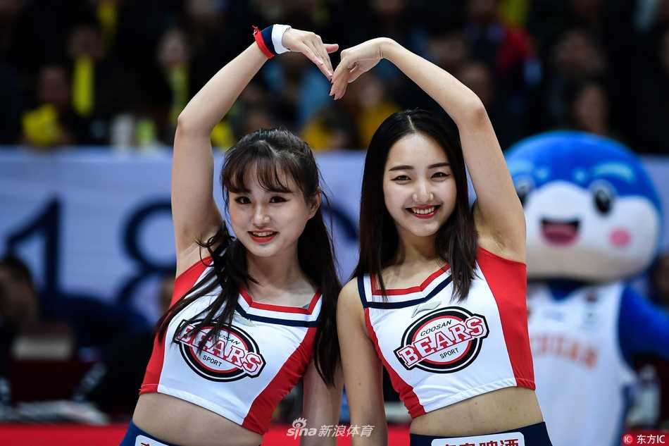 CBA赛场上的活力风景线:回眸啦啦宝贝的热舞瞬间与赛场文化 四川品胜主场,啦啦宝贝们在完成一段高难度托举动作后完美定格,她们用专业的态度和出色的表现力,赢得了现场观众热烈的掌声与喝彩。