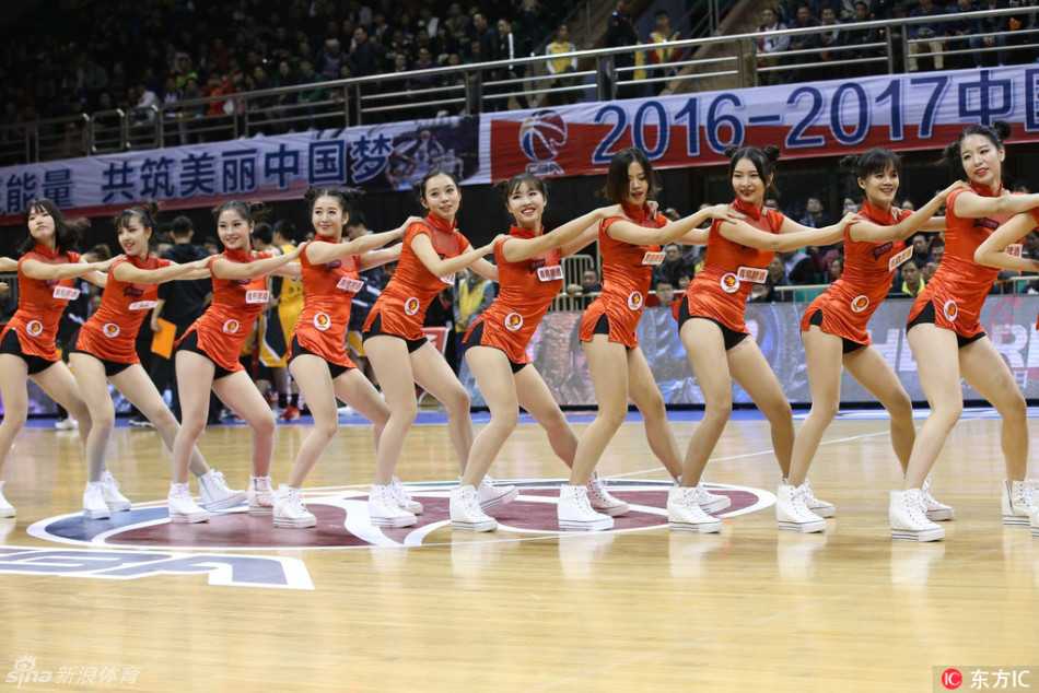 热舞结束后，拉拉队宝贝们集体向观众席挥手致意，她们脸上绽放着灿烂的笑容，仿佛在感谢球迷们的支持与呐喊，为这个激烈的比赛之夜增添了一份温馨与动人的色彩。