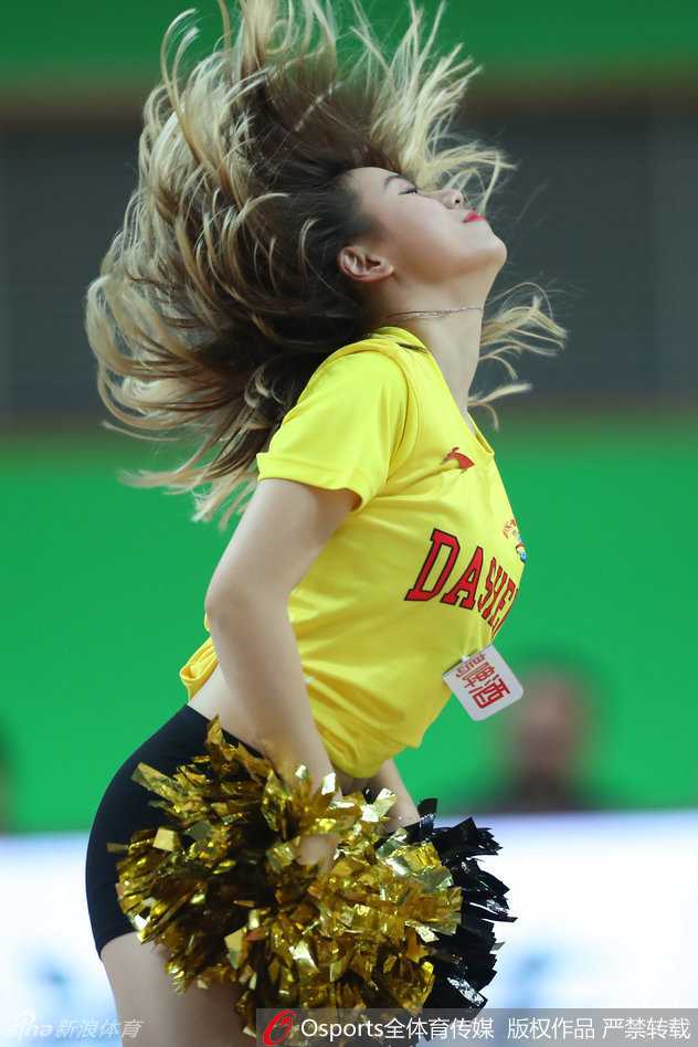 CBA赛场上的炫彩风景线:啦啦队文化与激情的完美融合 表演结束,啦啦队员们微笑着向观众席挥手致意,她们用真诚的互动拉近了与球迷的距离,成为赛场内外情感沟通的桥梁